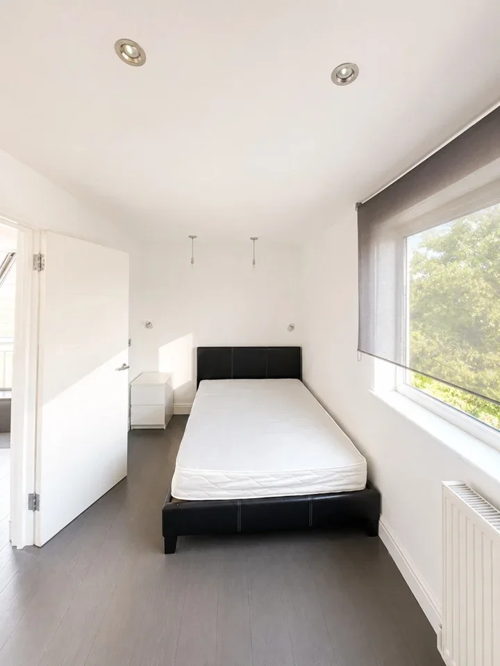 Flat Woodstock Avenue in Greater London