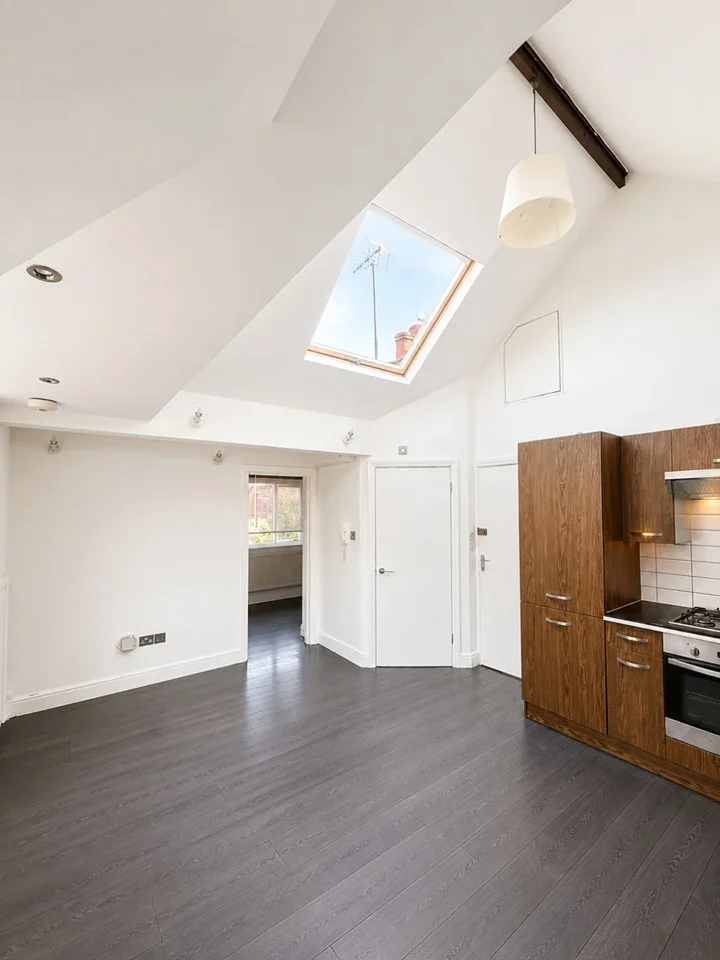 Flat Woodstock Avenue in Greater London