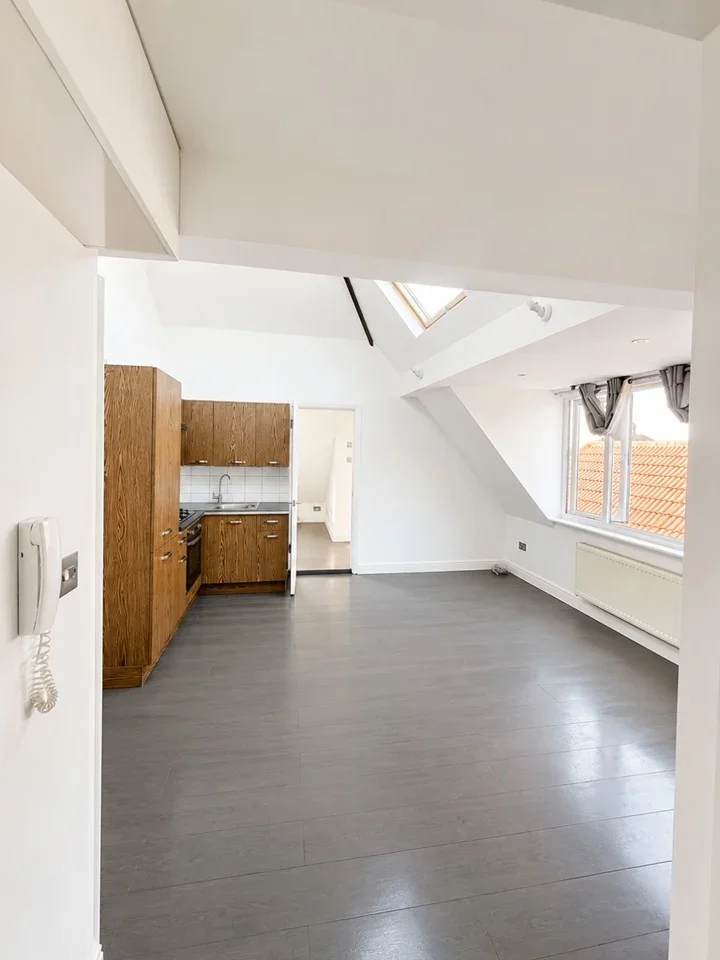 Flat Woodstock Avenue in Greater London