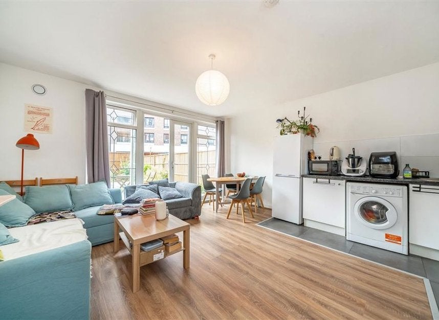 Flat Weymouth Terrace in Greater London