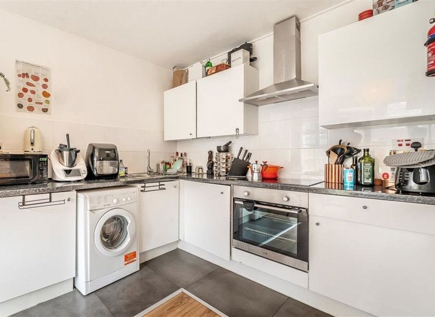 Flat Weymouth Terrace in Greater London
