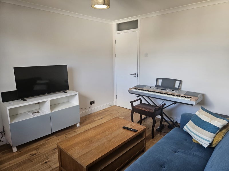 Room Tennyson Road in Greater London
