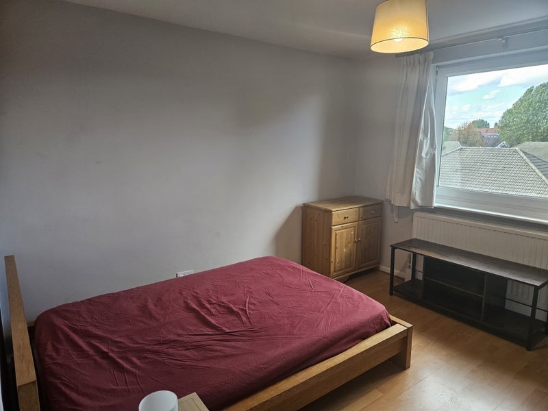 Room Tennyson Road in Greater London
