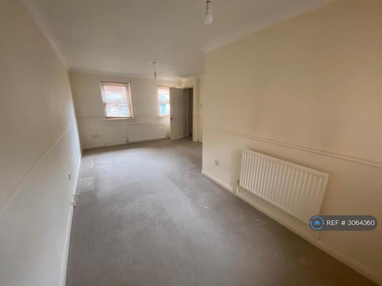 Flat Bishopstone Court in Bedford