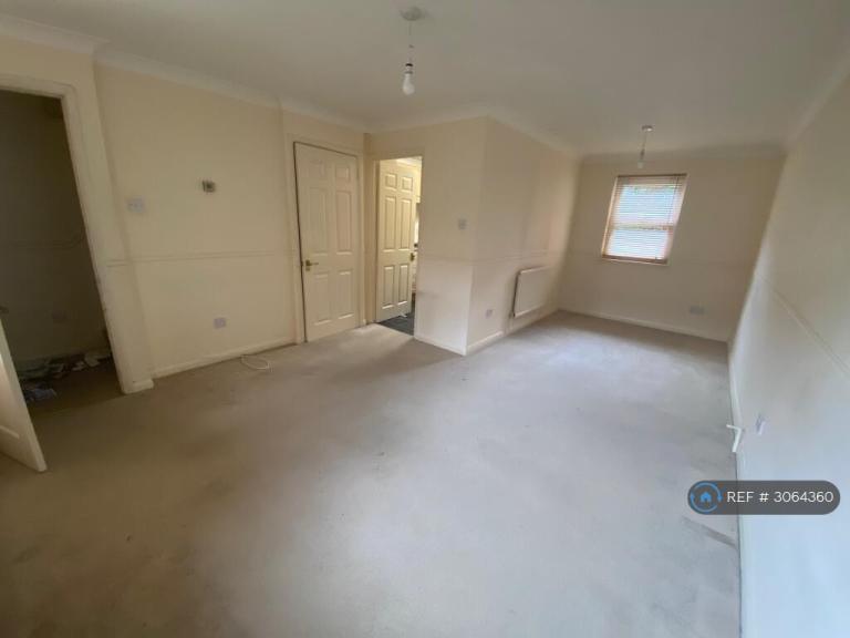 Flat Bishopstone Court in Bedford
