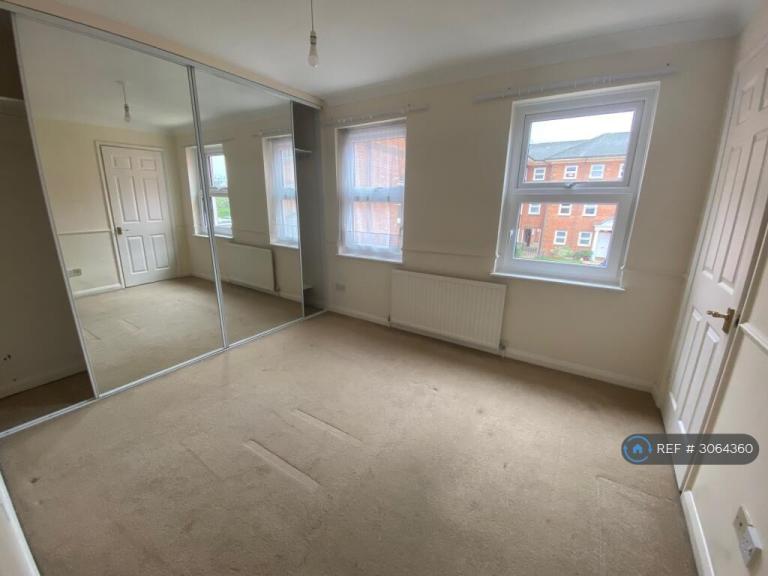 Flat Bishopstone Court in Bedford