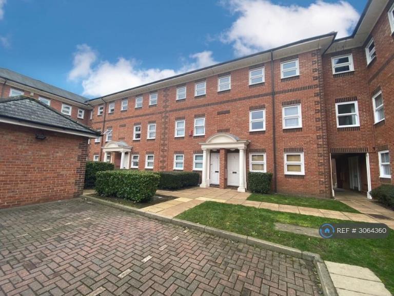 Flat Bishopstone Court in Bedford