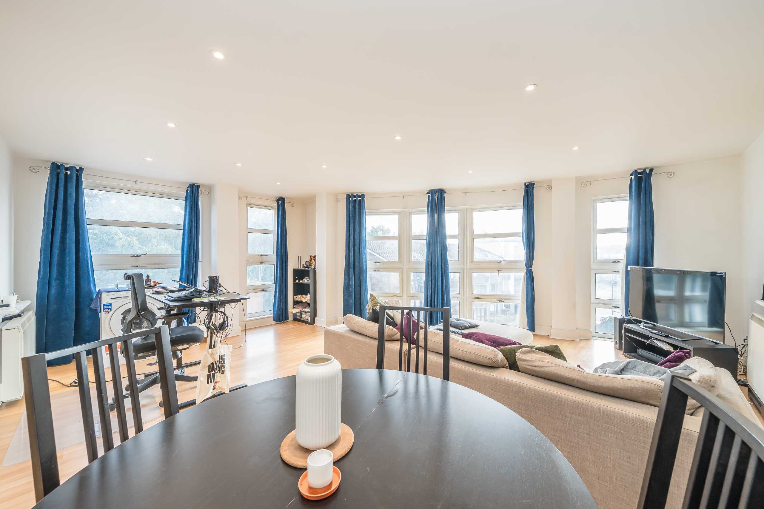 Flat Kew Bridge Court in Greater London