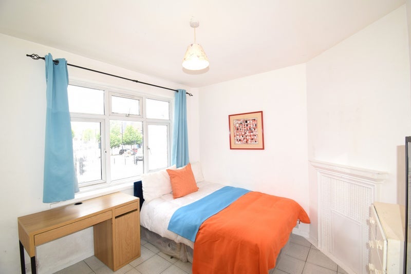 Room Old Oak Common Lane in Greater London