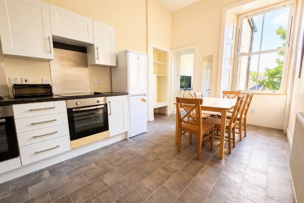 Flat Polwarth Gardens in City of Edinburgh