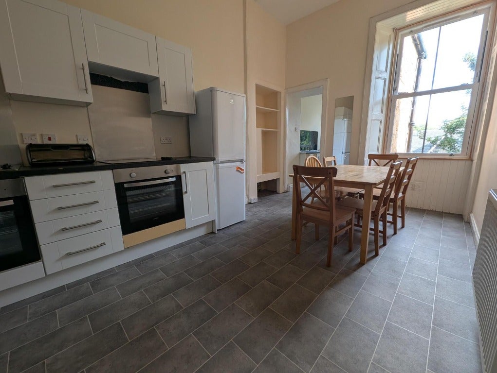 Flat Polwarth Gardens in City of Edinburgh