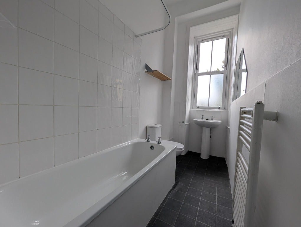 Flat Polwarth Gardens in City of Edinburgh