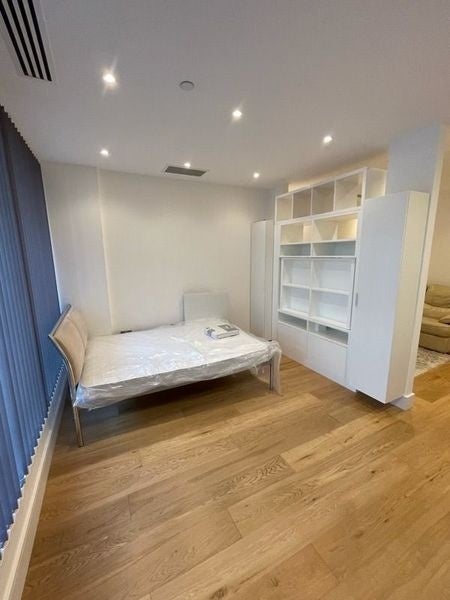 Flat Bath Road in Greater London