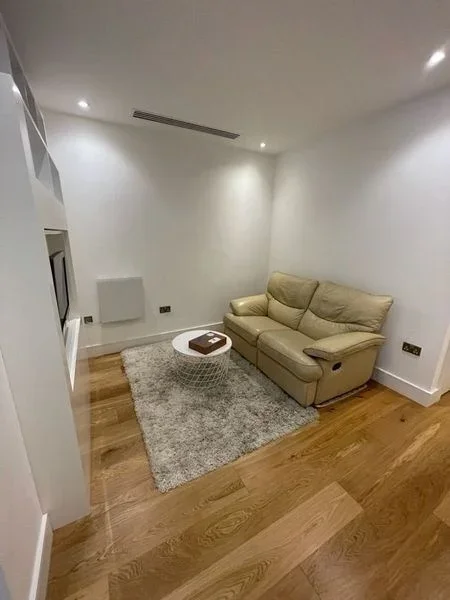 Flat Bath Road in Greater London