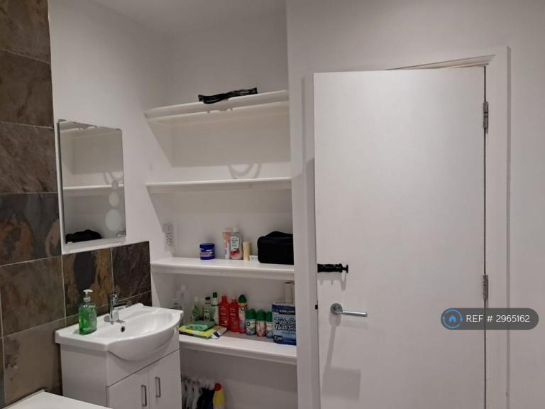 Room Abercairn Road in Greater London