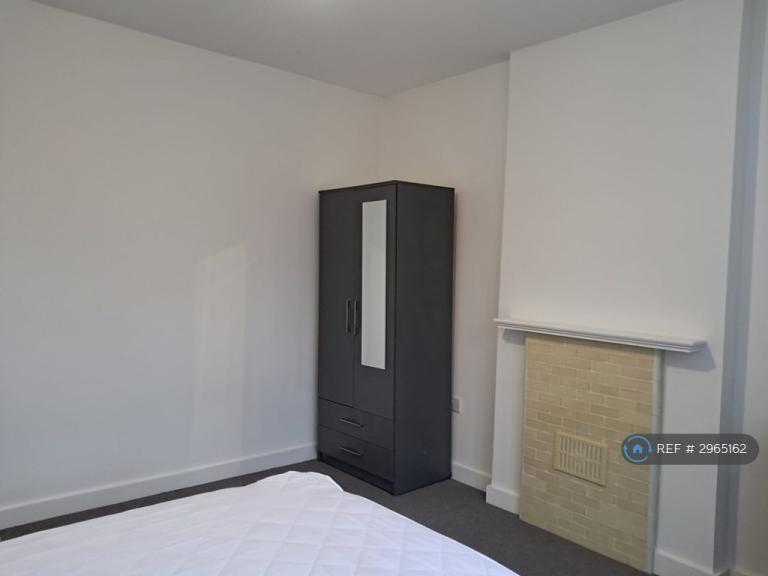 Room Abercairn Road in Greater London