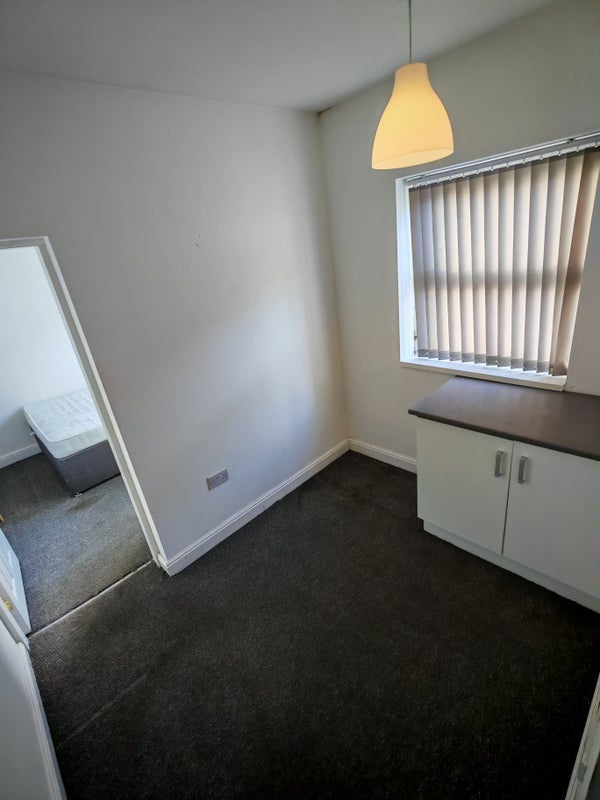 Room Grange Road in Sandwell