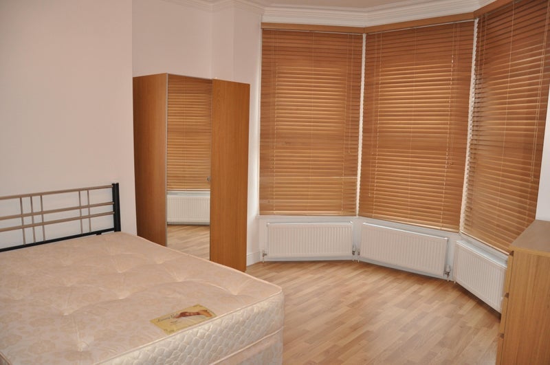 Room Woodside Road in Greater London
