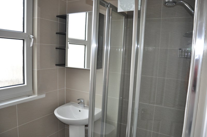 Room Woodside Road in Greater London