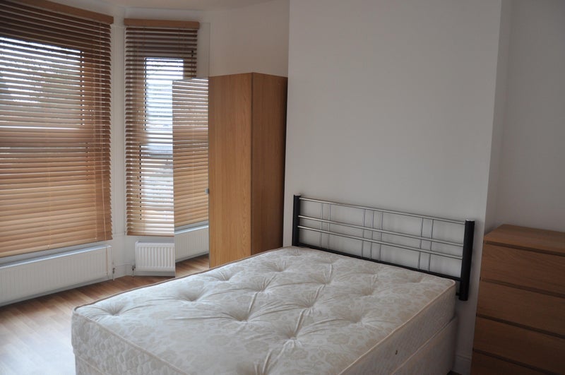 Room Woodside Road in Greater London
