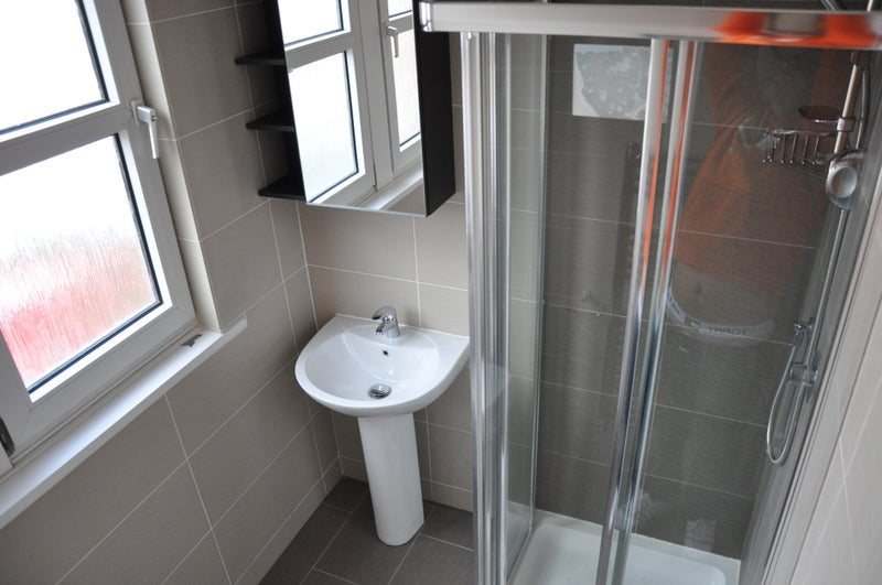 Room Woodside Road in Greater London