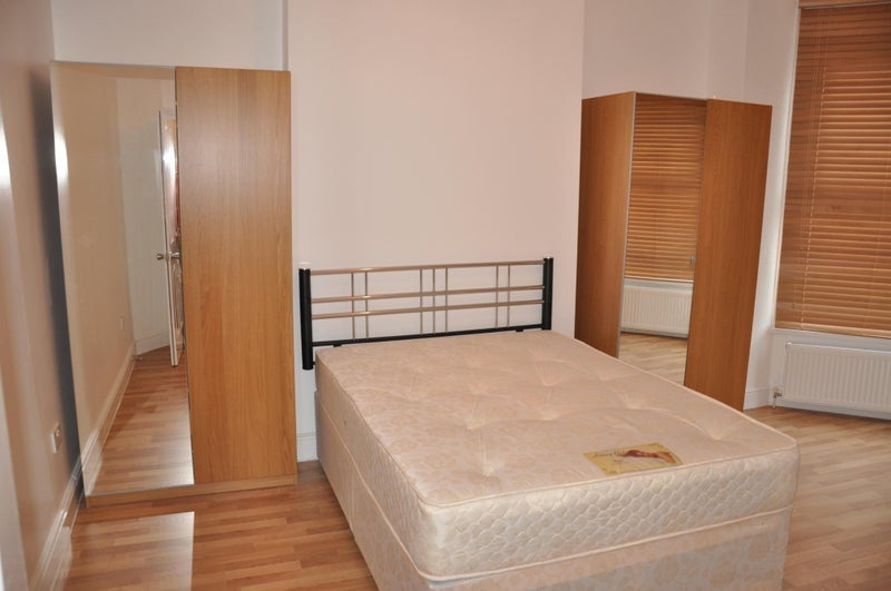 Room Woodside Road in Greater London