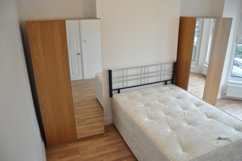 Room Woodside Road in Greater London