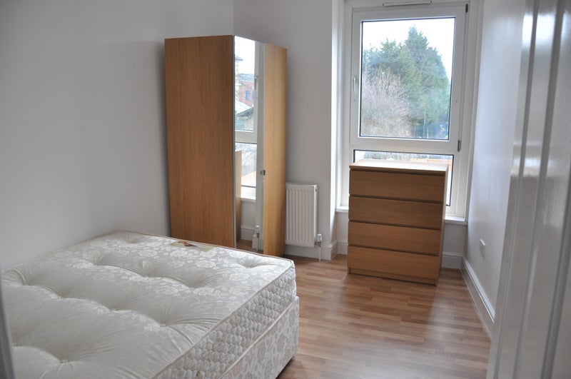 Room Woodside Road in Greater London