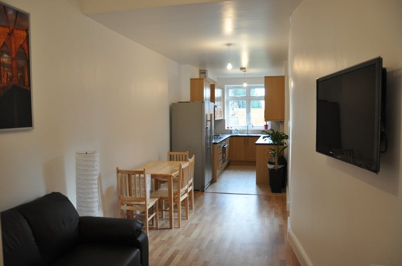 Room Woodside Road in Greater London
