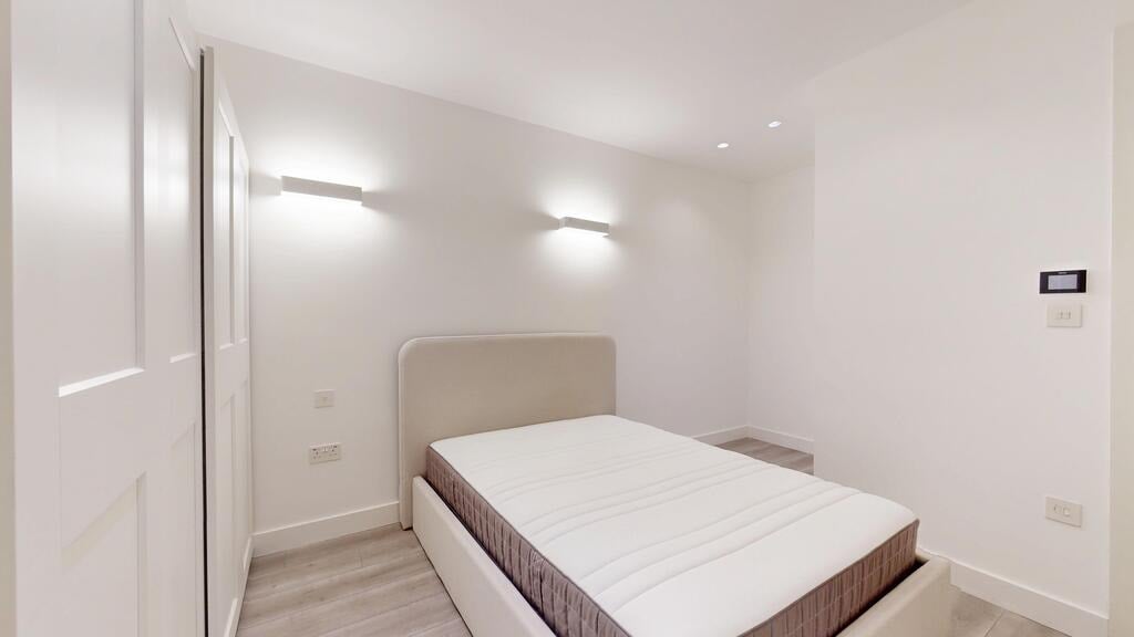 Flat Great West Road in Greater London