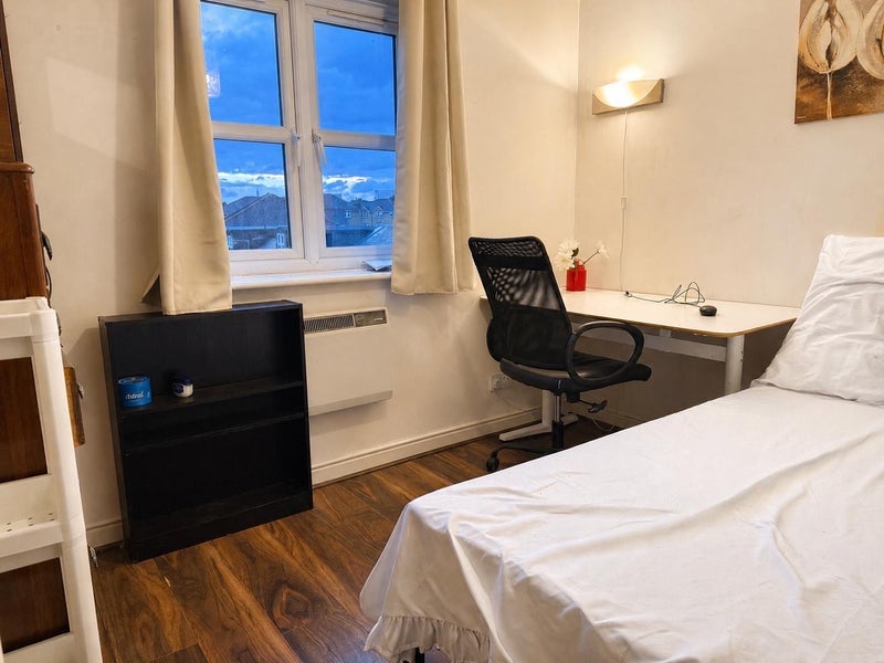 Room Glaisher Street in Greater London