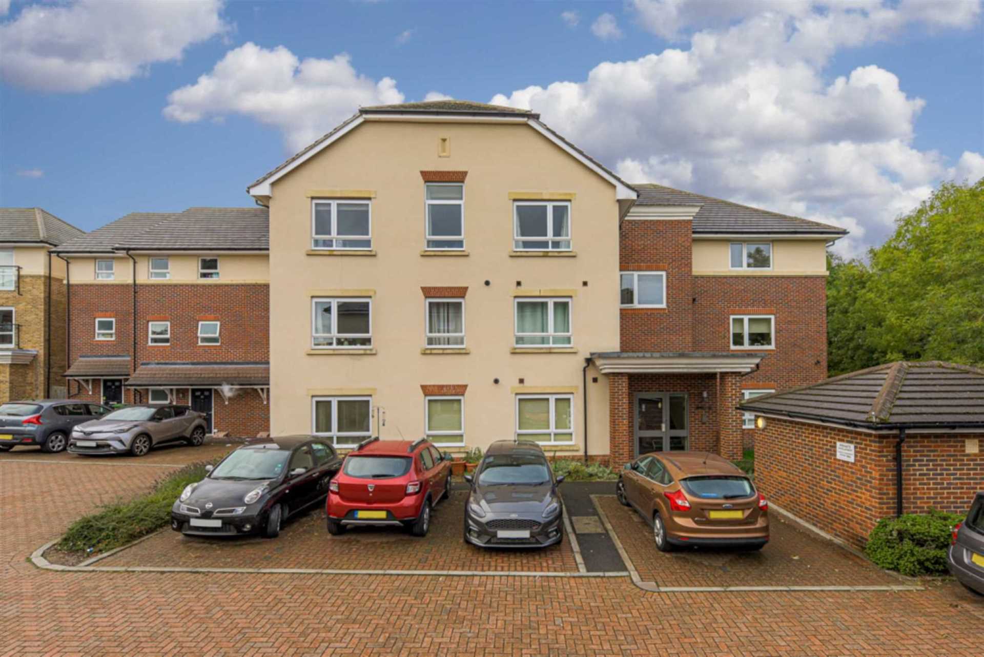 Flat Dalmeny Way in Epsom and Ewell