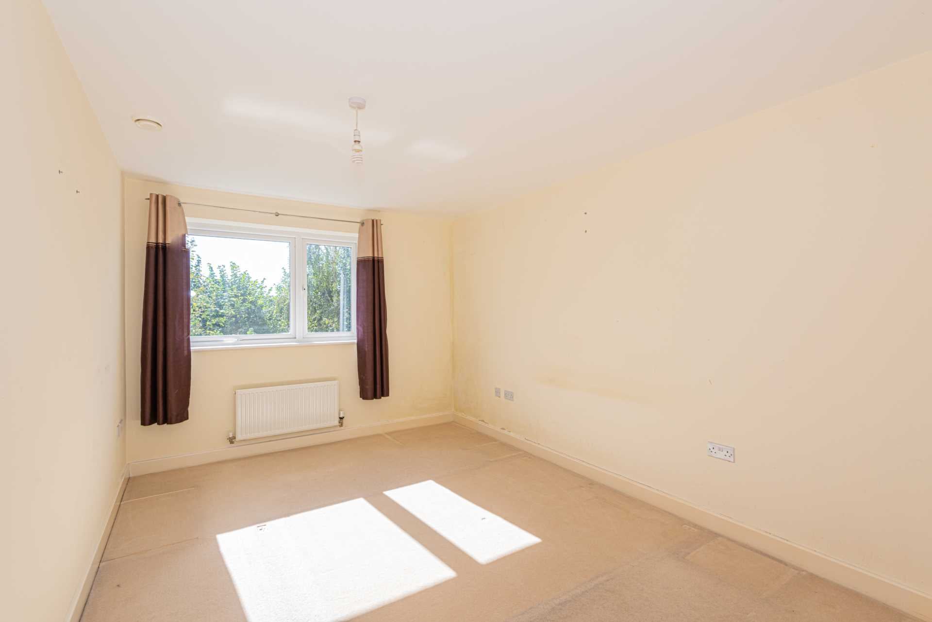 Flat Dalmeny Way in Epsom and Ewell