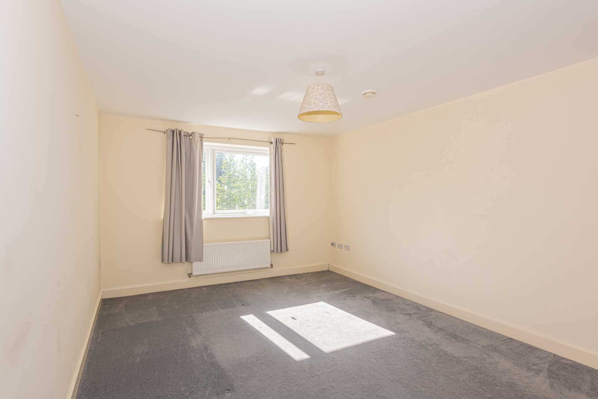 Flat Dalmeny Way in Epsom and Ewell