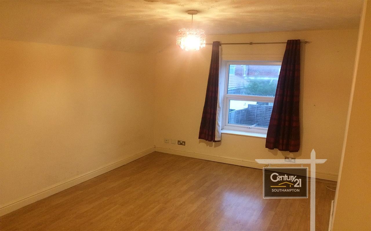 Flat Millbrook Road West in Southampton