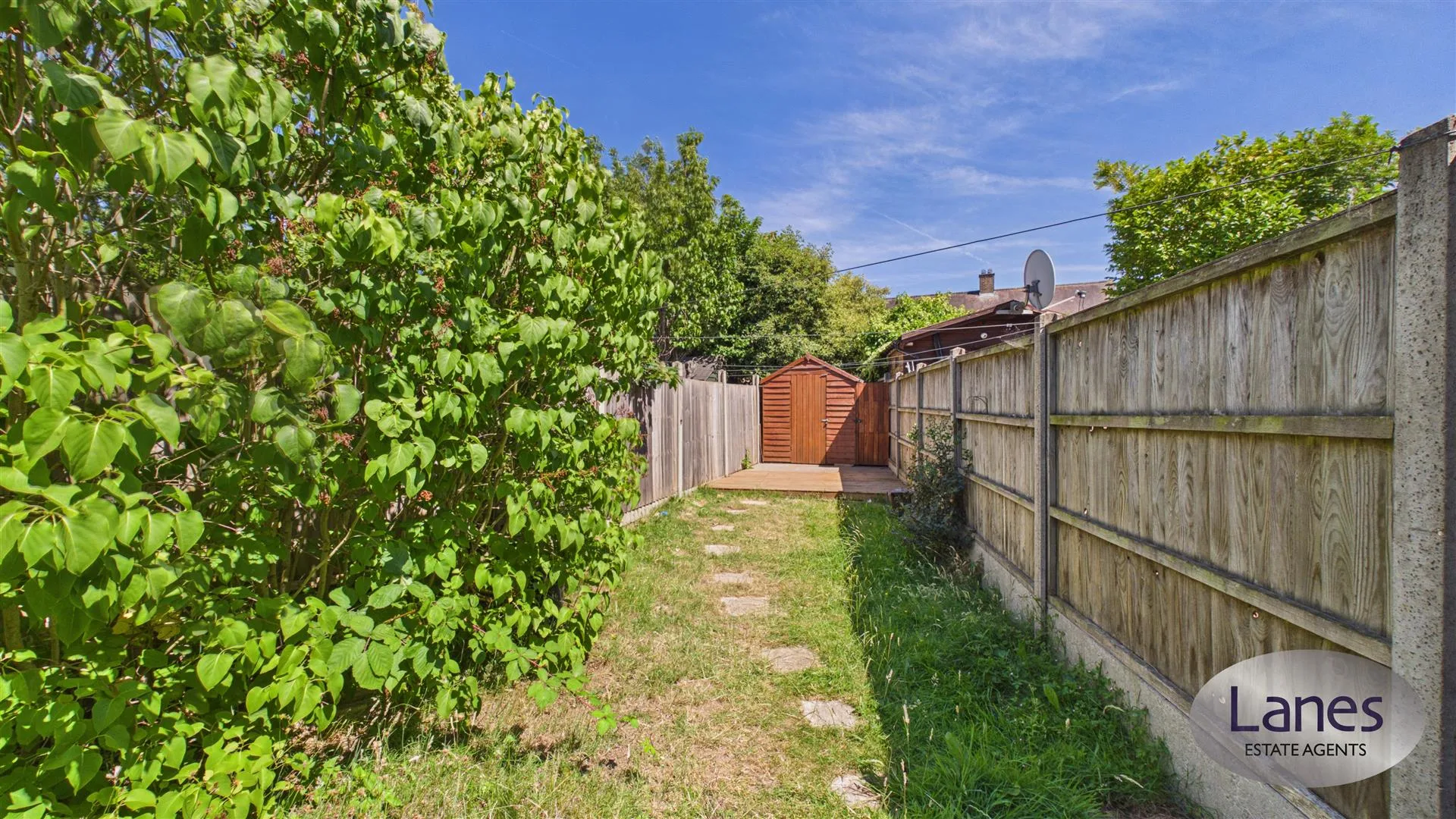 Flat Lyndhurst Gardens in Greater London