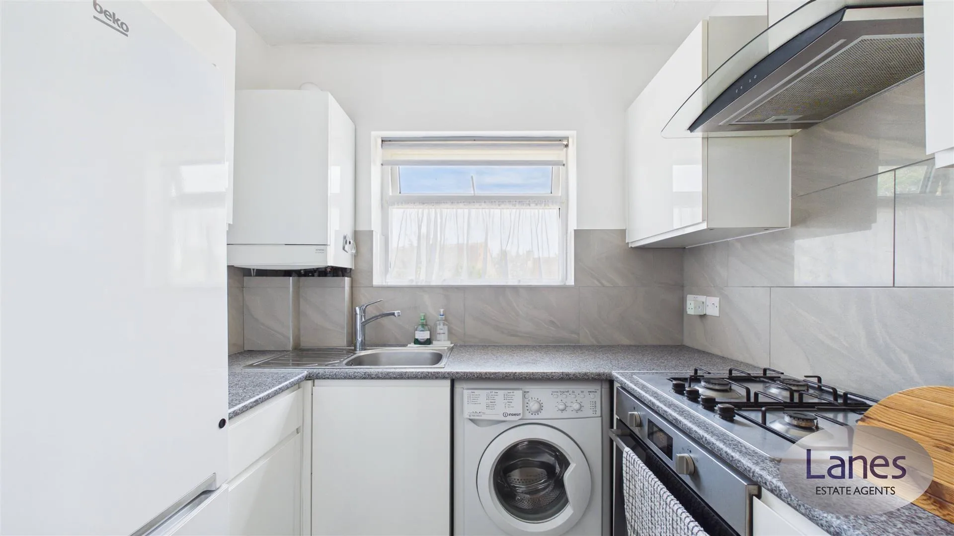 Flat Lyndhurst Gardens in Greater London