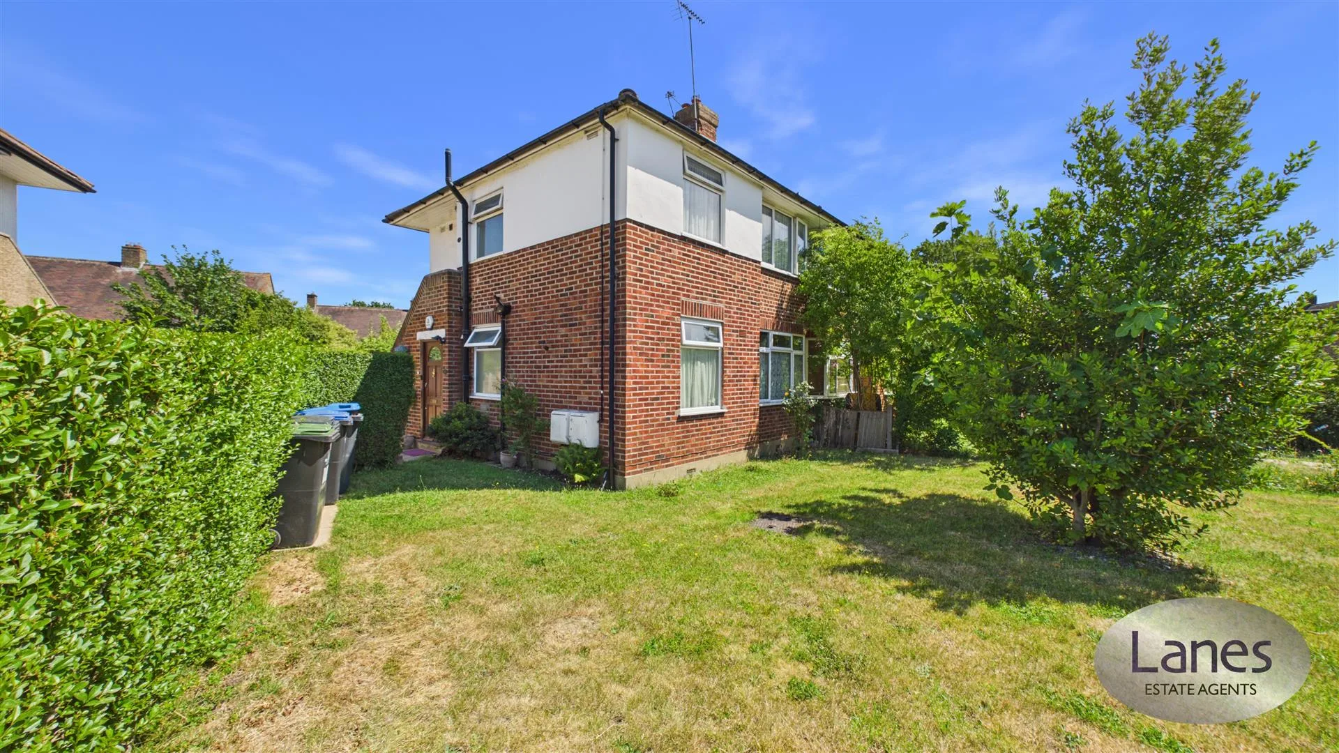 Flat Lyndhurst Gardens in Greater London