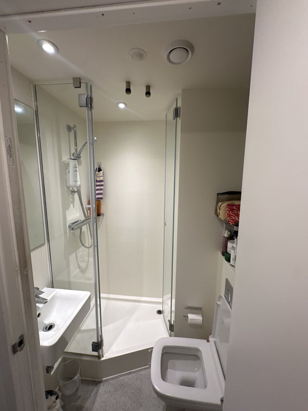 Room Deasy Road in Coventry