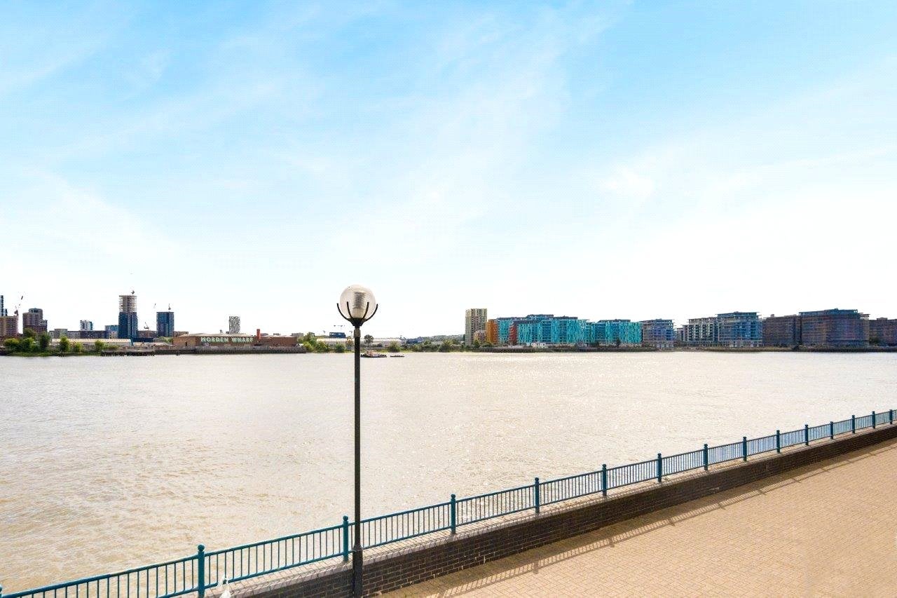 Flat Millennium Drive in Greater London