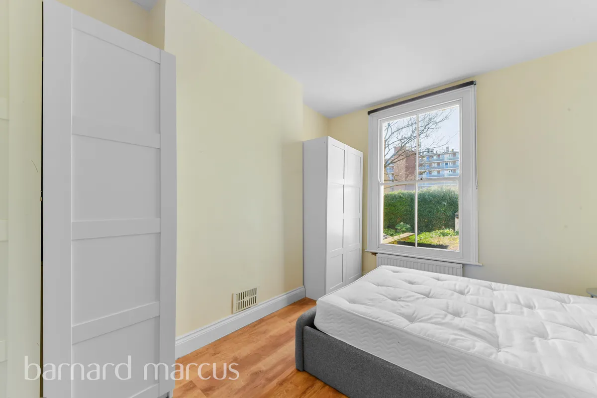 Flat Barclay Road in Greater London
