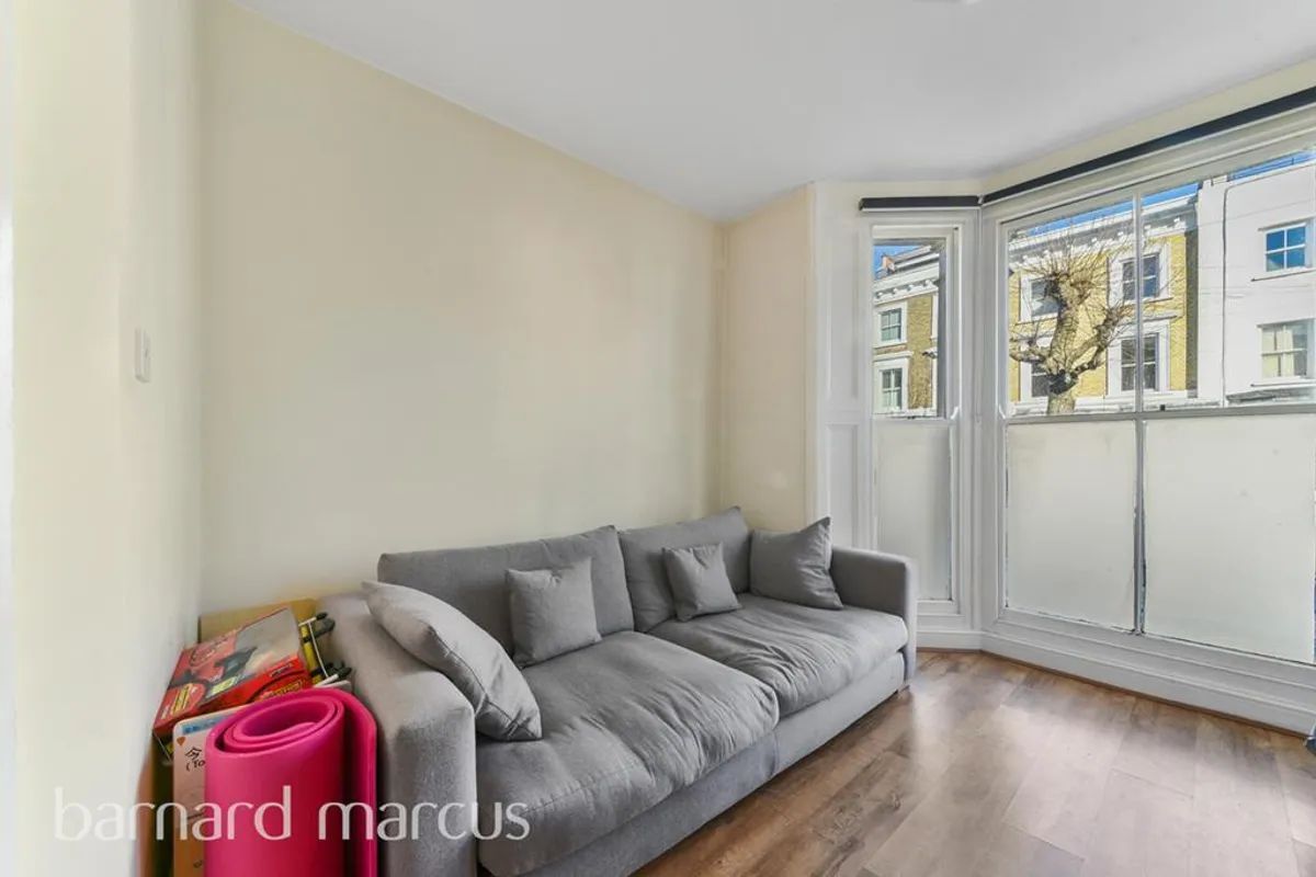 Flat Barclay Road in Greater London