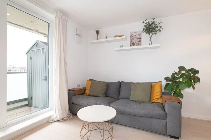 Flat Dairy Close in Greater London