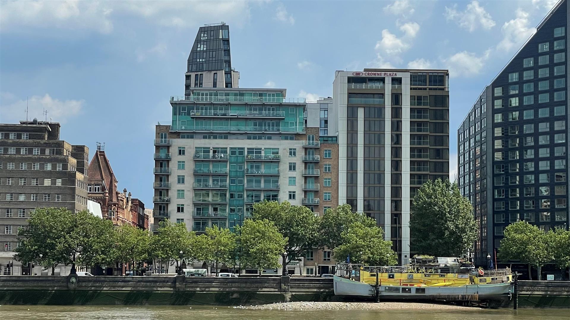 Flat Albert Embankment in Greater London