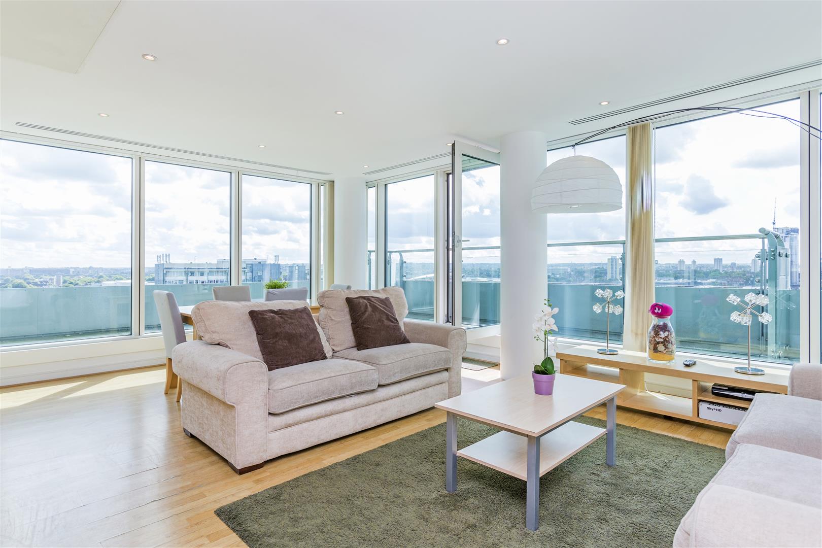 Flat Albert Embankment in Greater London