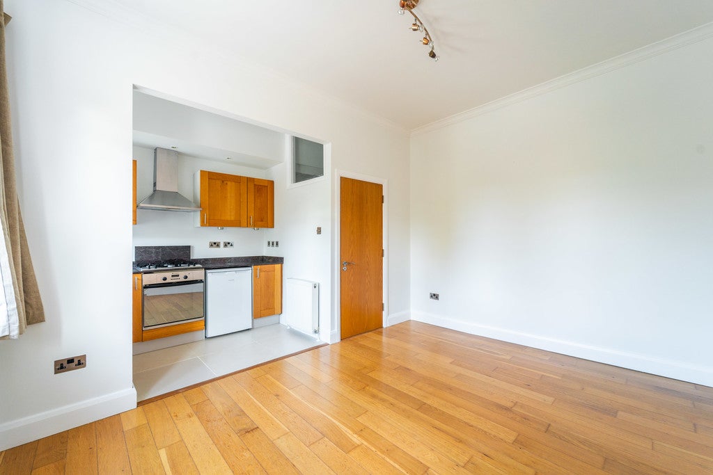 Flat Dartmouth Road in Greater London