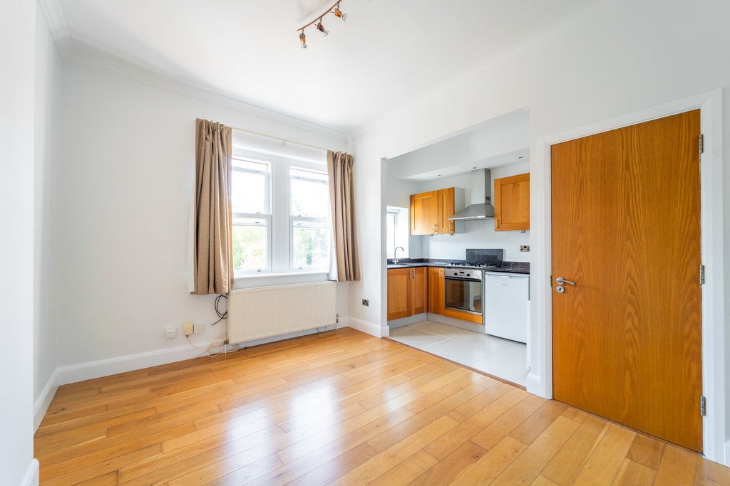 Flat Dartmouth Road in Greater London