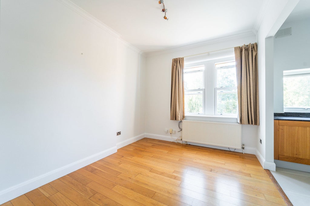 Flat Dartmouth Road in Greater London