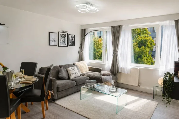 Flat Dunsterville Way in Greater London