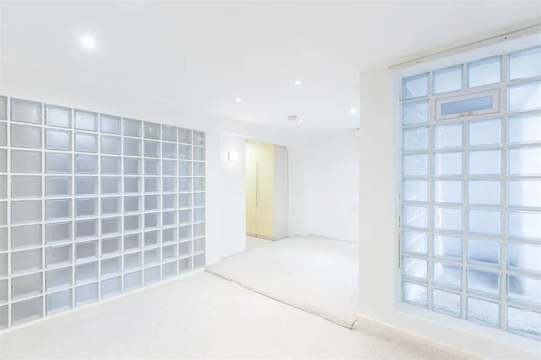 Flat Holbeck Row in Greater London